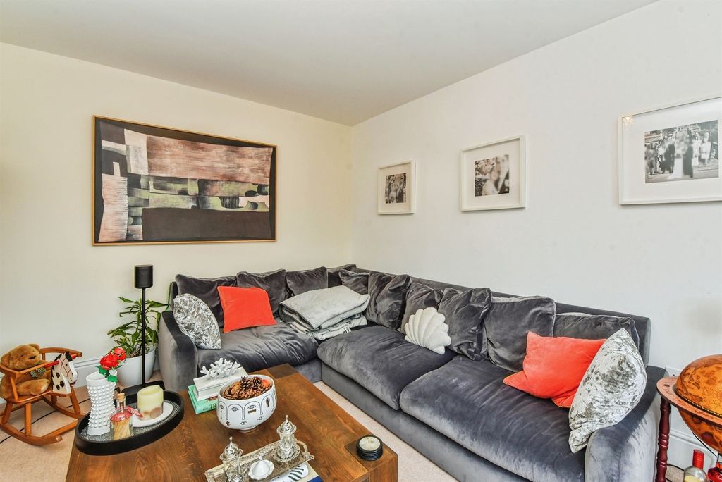 5 bed detached house for saleWood Leaze, Devizes SN10 photo 3