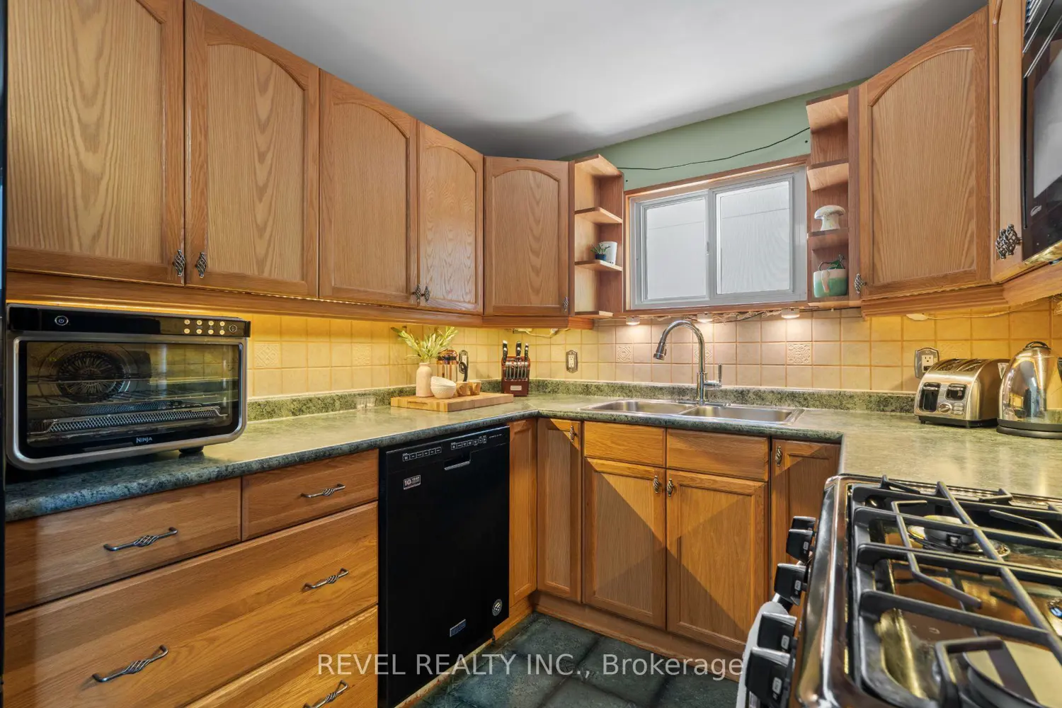 46 Menzie Avenue photo 5