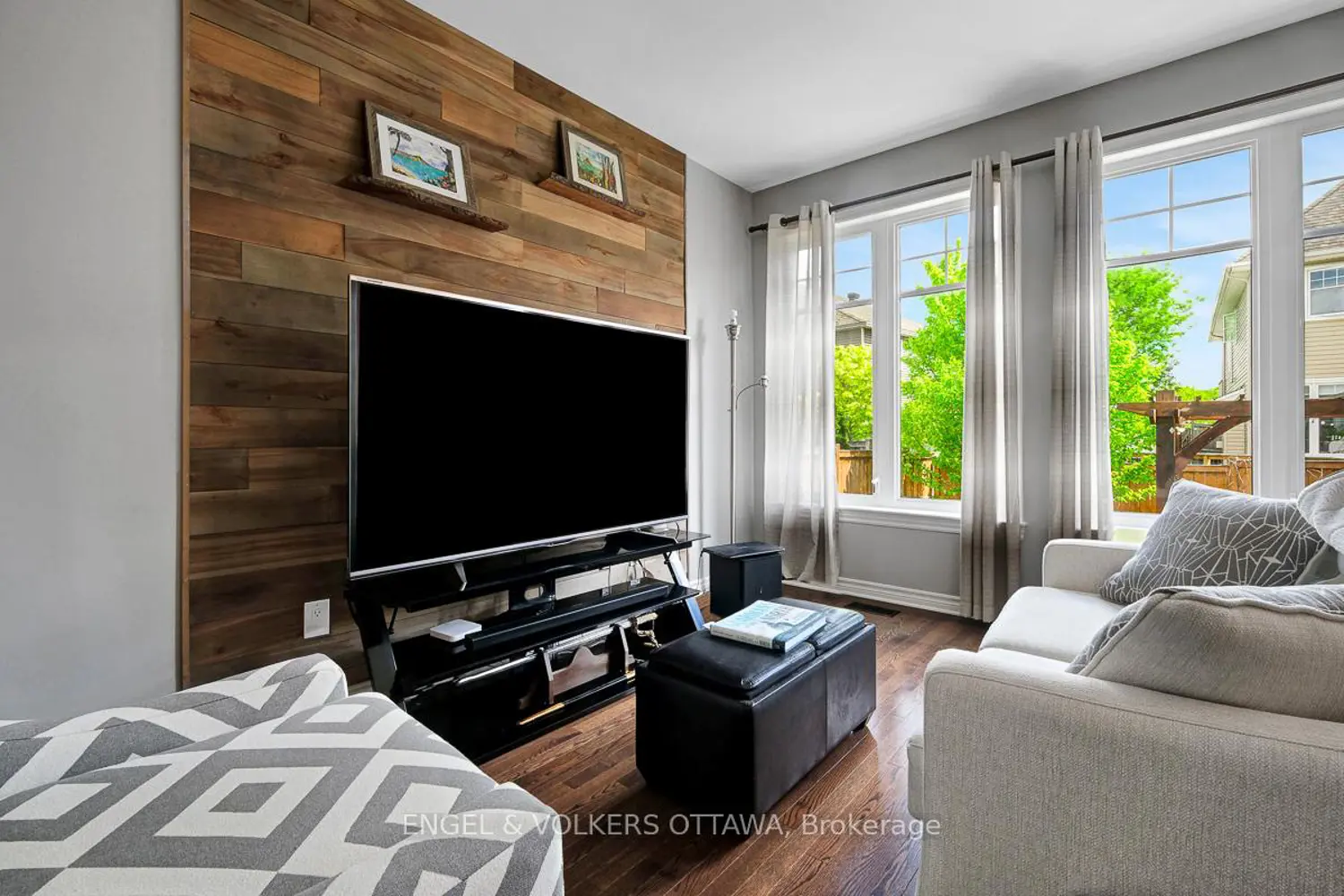 701 Hazelnut Crescent photo 2