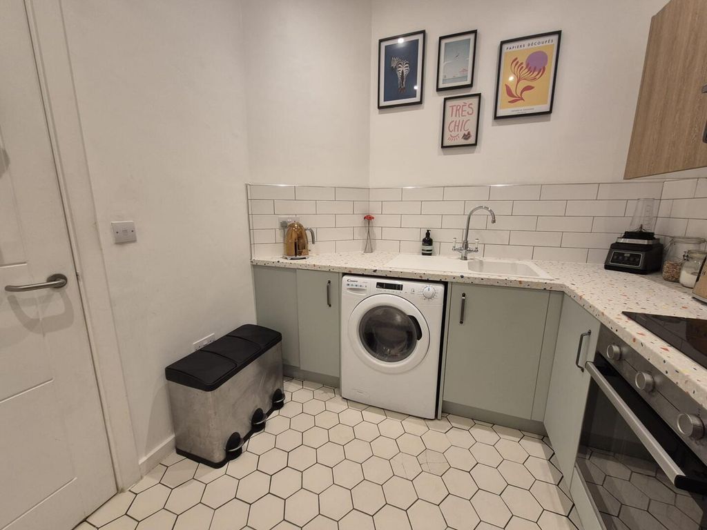 Additional image 10 of 2 bed flat for saleSteeple View Close, Hyde SK14