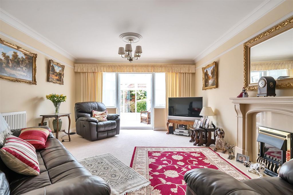 5 bed detached house for saleFruitfields, Devizes SN10 photo 4