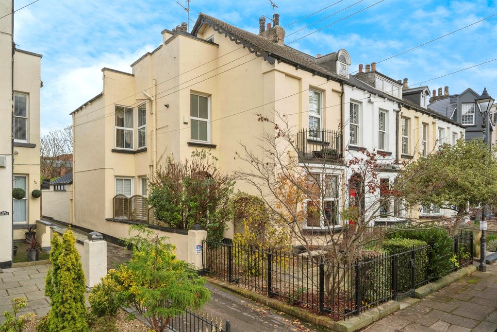 6 bed end terrace house for saleRegent Square, Town, Doncaster DN1