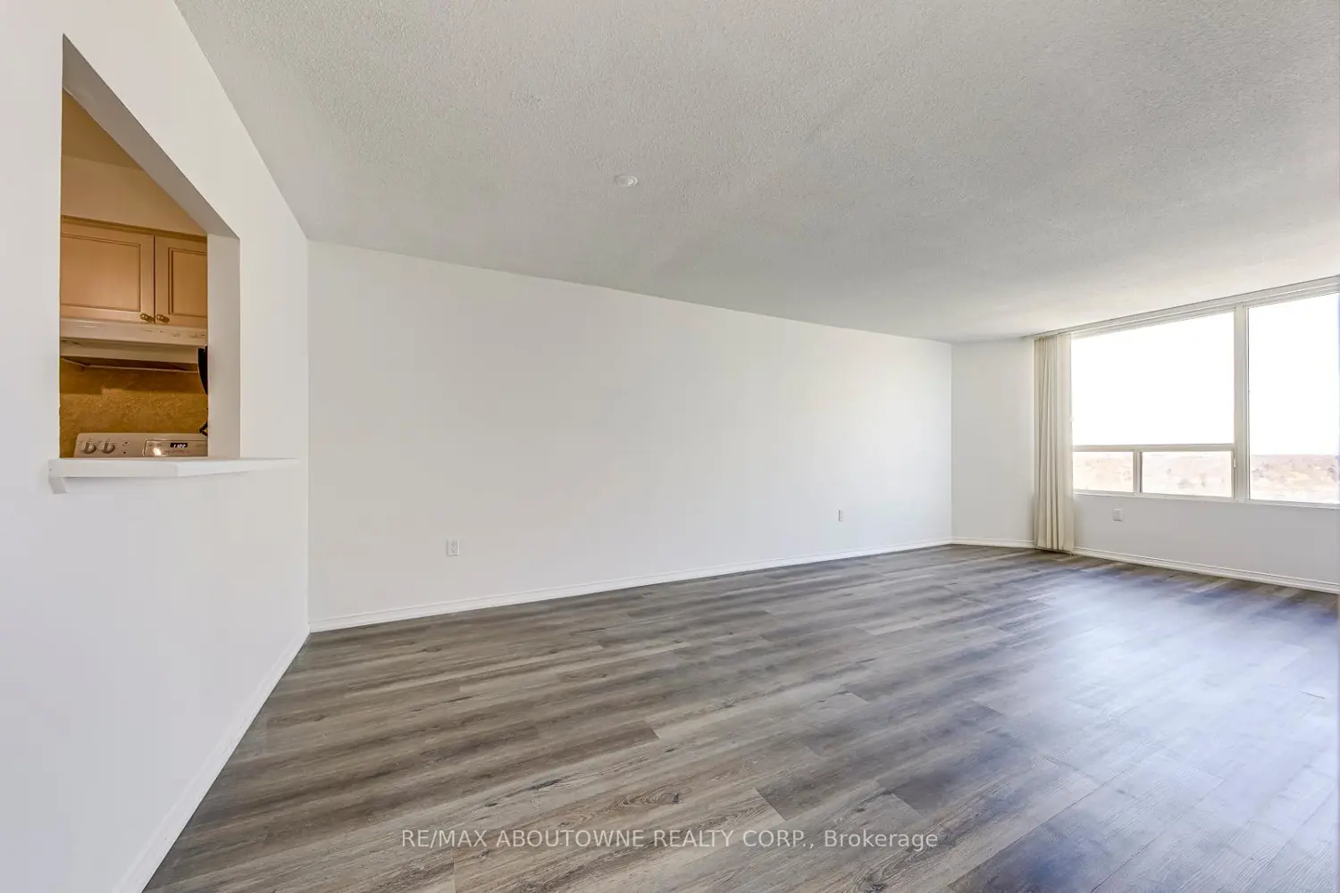 1270 Maple Crossing Boulevard 1705 photo 5