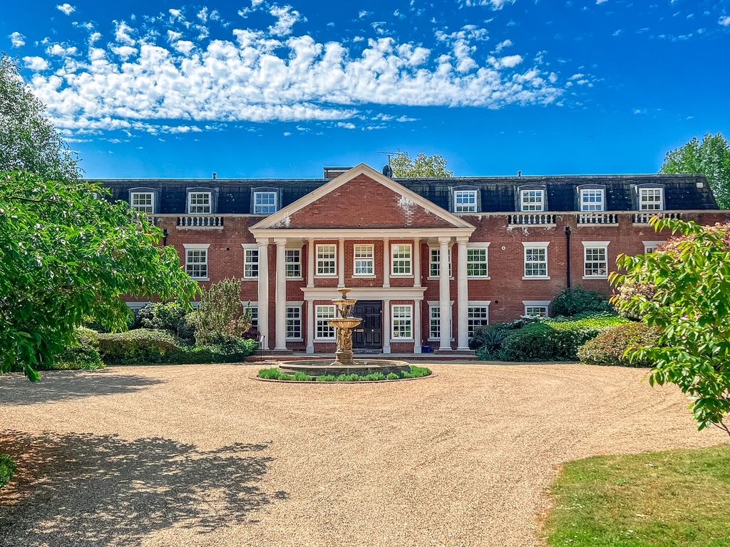 2 bed flat for saleMolesey Park Road, East Molesey KT8