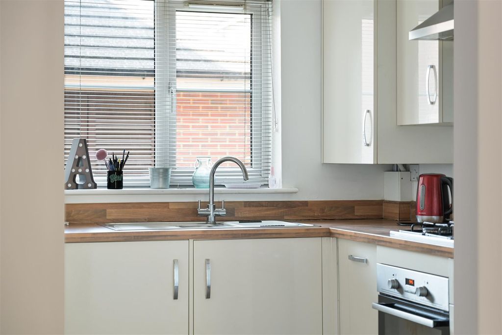 Additional image 15 of 2 bed flat for saleWinter Close, Epsom KT17