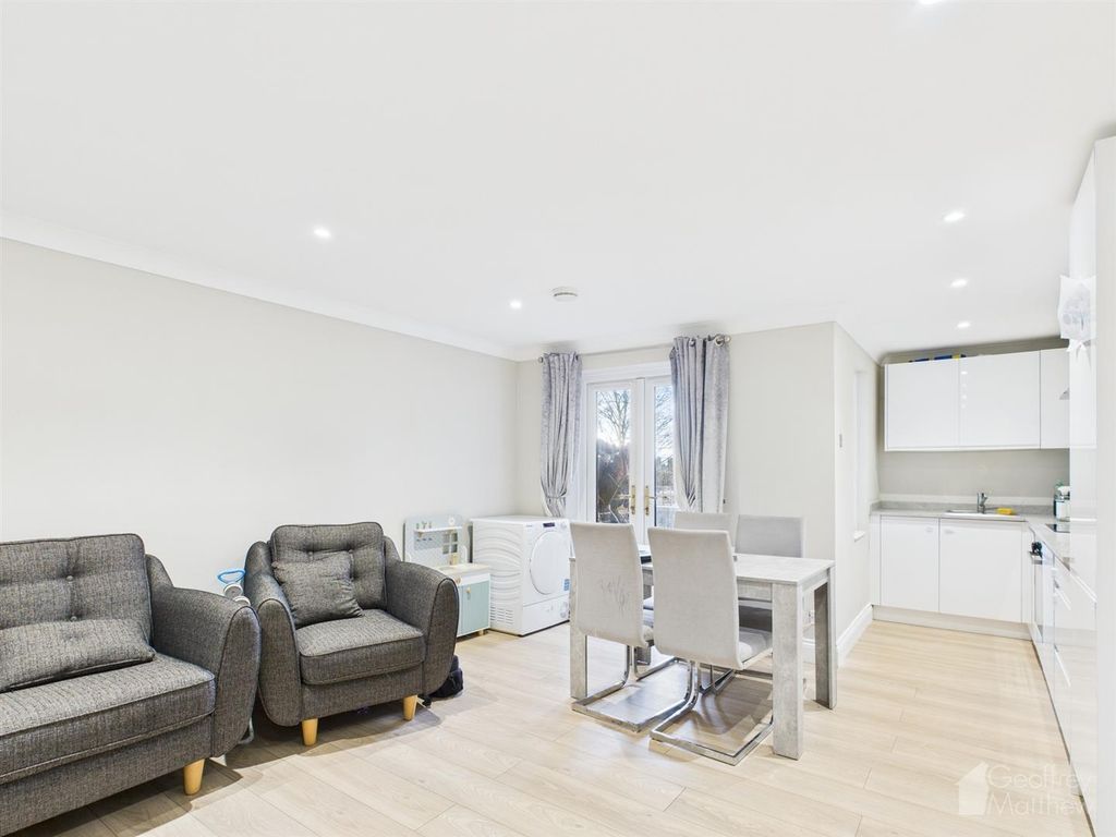 2 bed flat for saleChelmsford Road, Dunmow CM6 photo 2