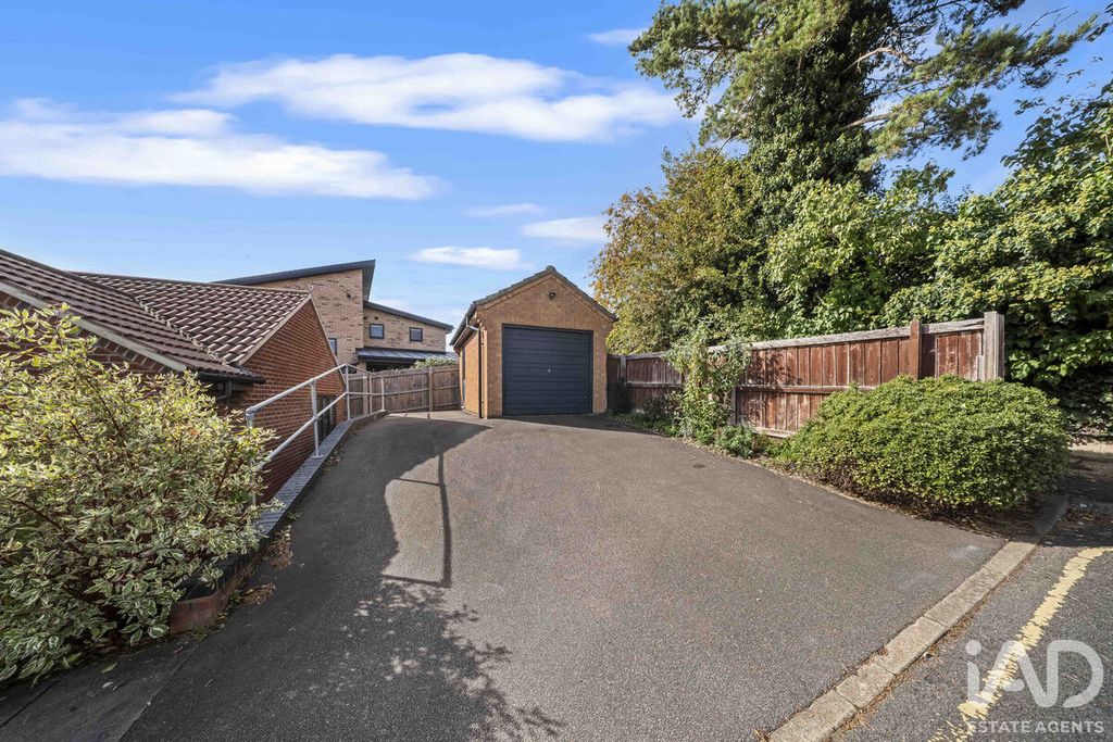 3 bed detached bungalow for saleLisle Close, Central Ely, Cambridgeshire CB7 photo 5