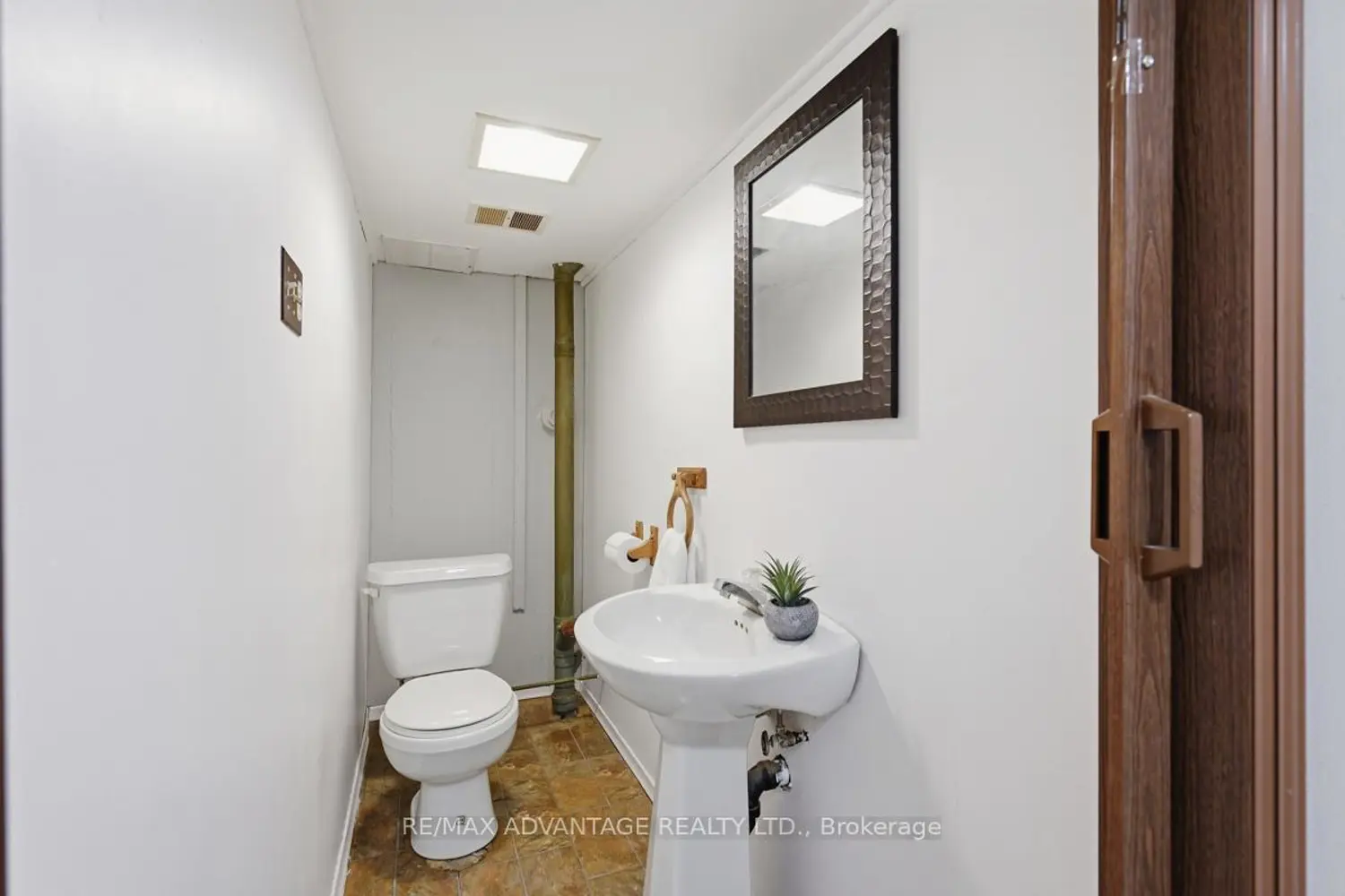 Additional image 15 of 937 Luxton Drive