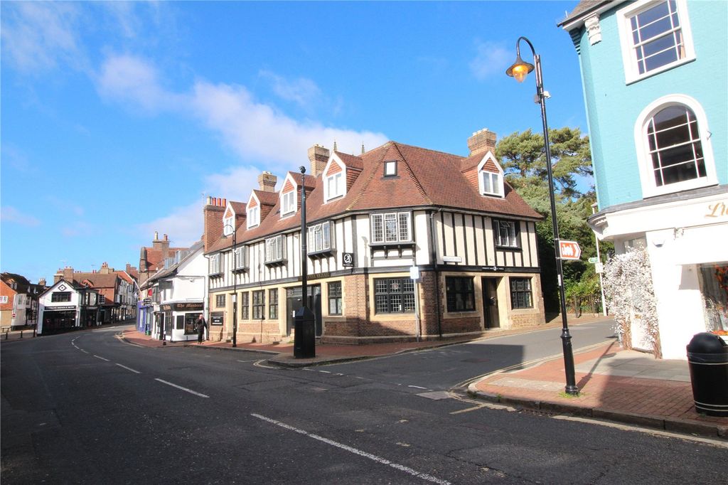 2 bed flat for saleHigh Street, East Grinstead, West Sussex RH19