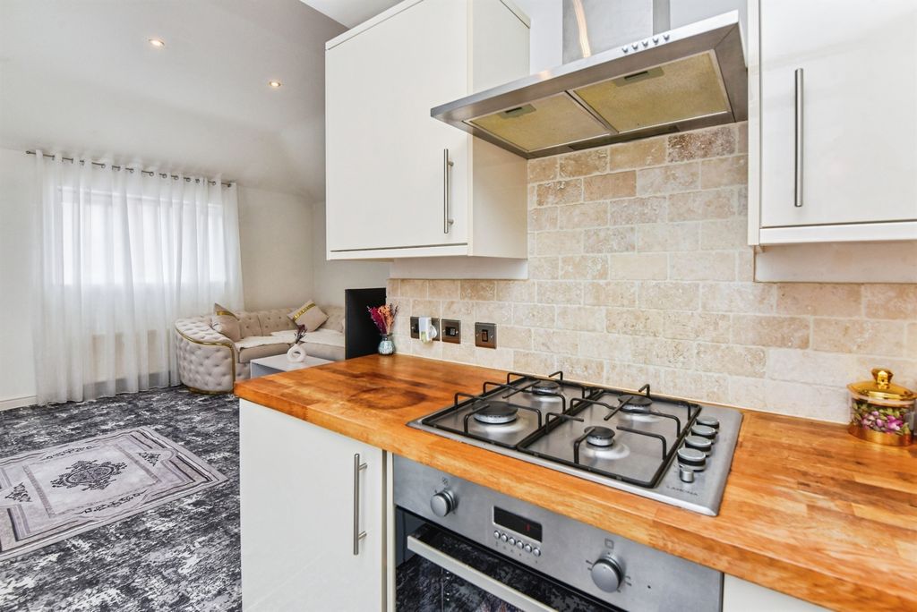 2 bed flat for saleThe Nursery, Devizes SN10 photo 5