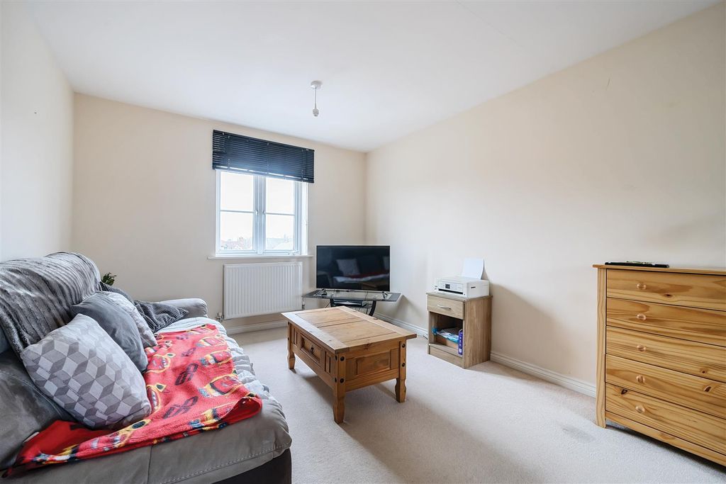 2 bed flat for salePalmer Road, Devizes SN10 photo 2