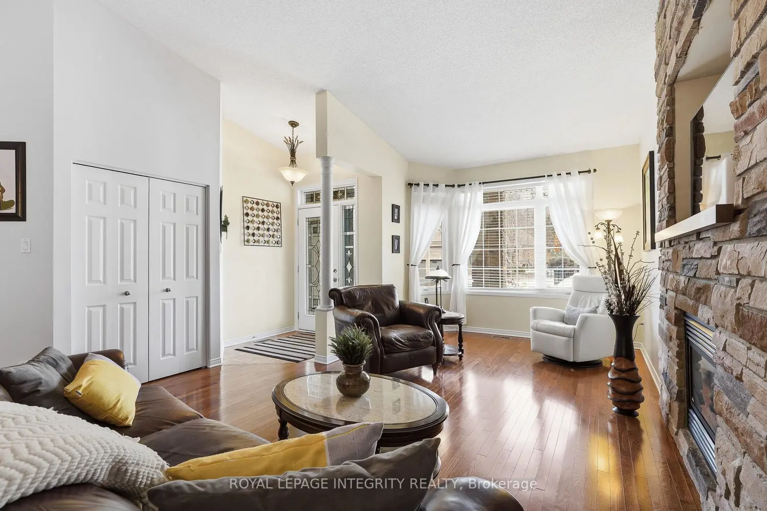 460 Jasper Crescent photo 2