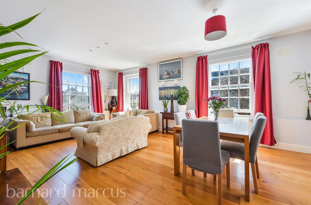 2 bed flat for saleAshley Road, Epsom KT18