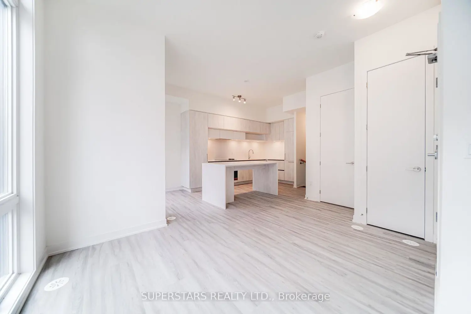14 David Eyer Road 1005 photo 3