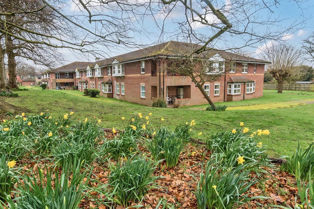 2 bed flat for saleThe Croft, Meadow Drive, Devizes SN10 photo 2