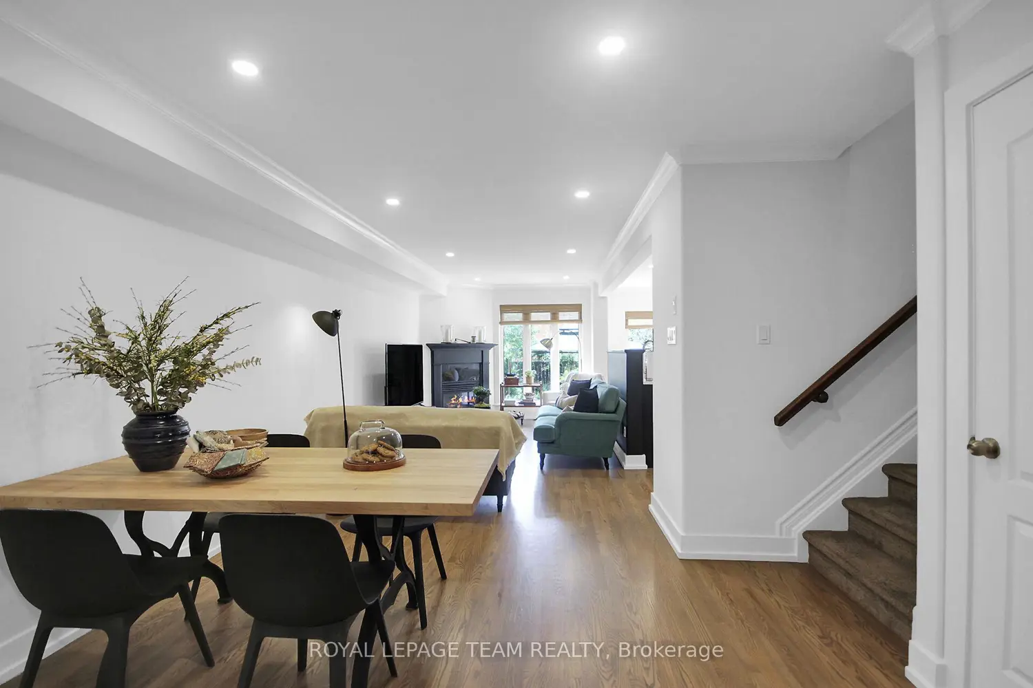 112 Talltree Crescent photo 3