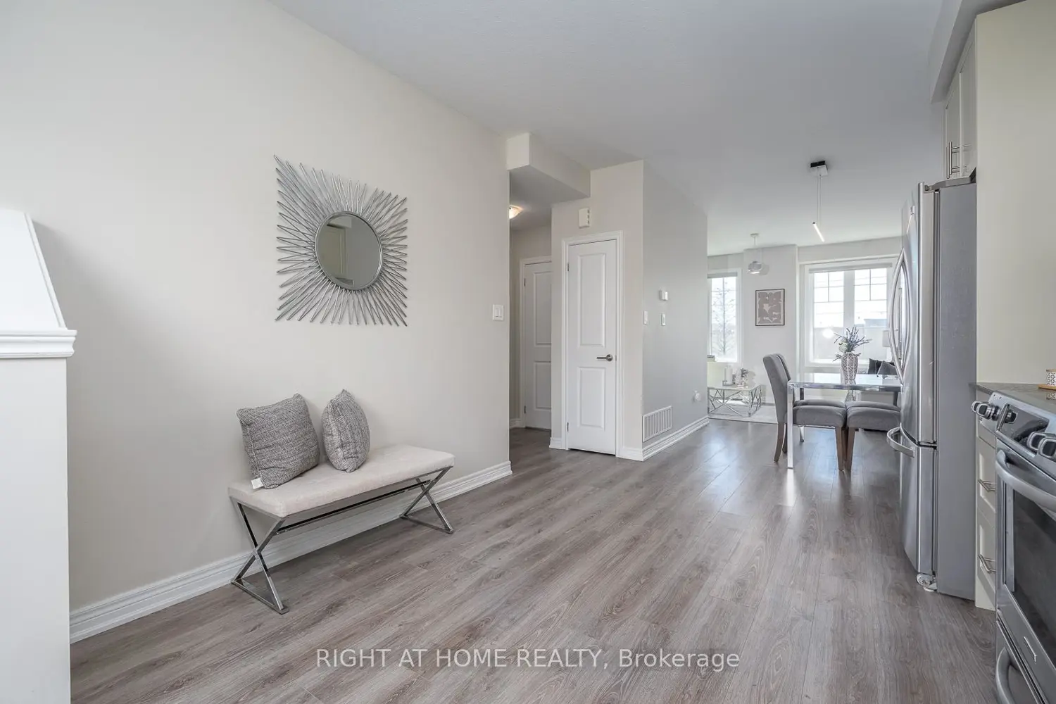 112 Hollywood Court photo 2