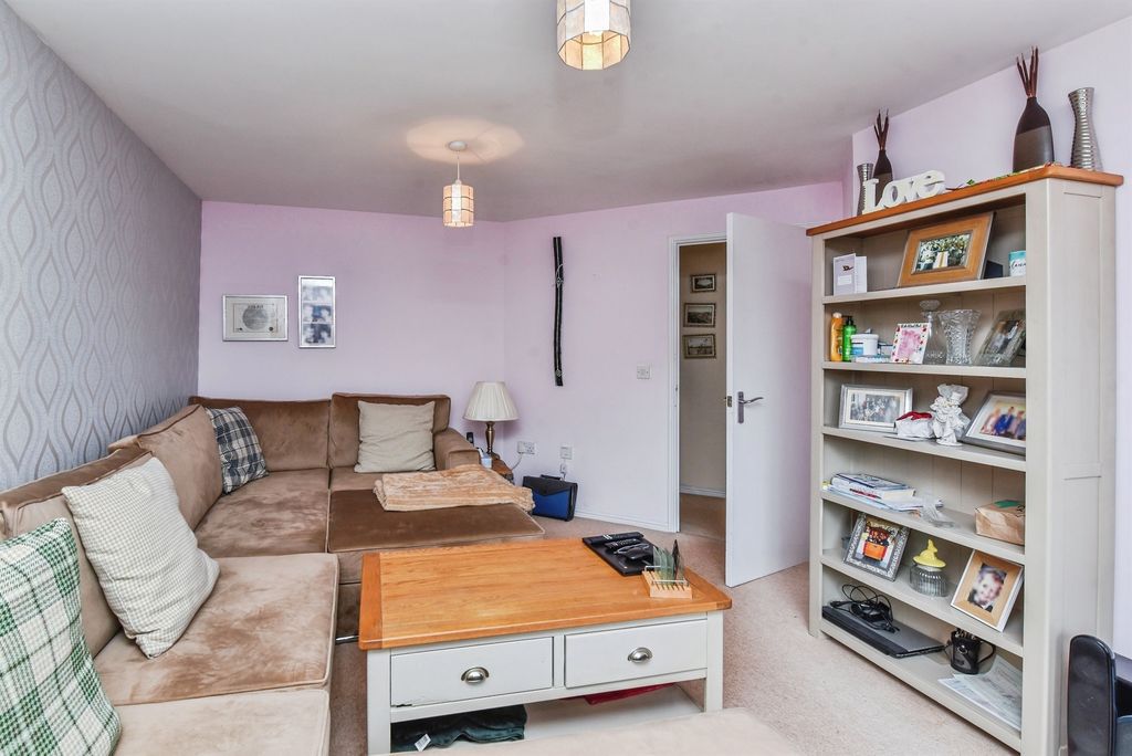 2 bed flat for saleHillier Road, Devizes SN10 photo 3