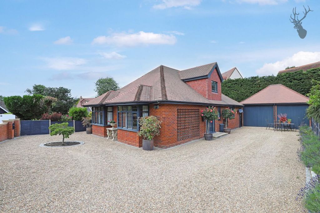 3 bed detached bungalow for saleHomefield Close, Epping CM16