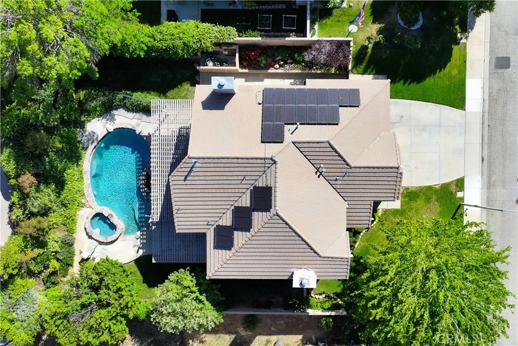42204 Round Hill Dr, Lancaster, CA 93536