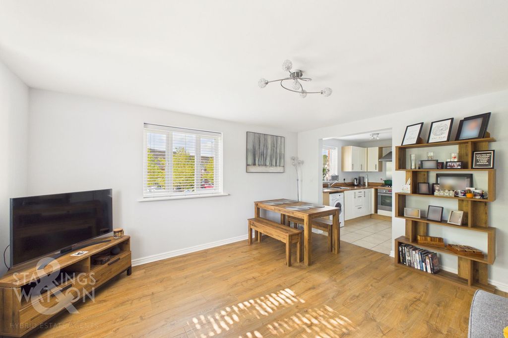 2 bed flat for saleBartrums Mews, Diss IP22 photo 3