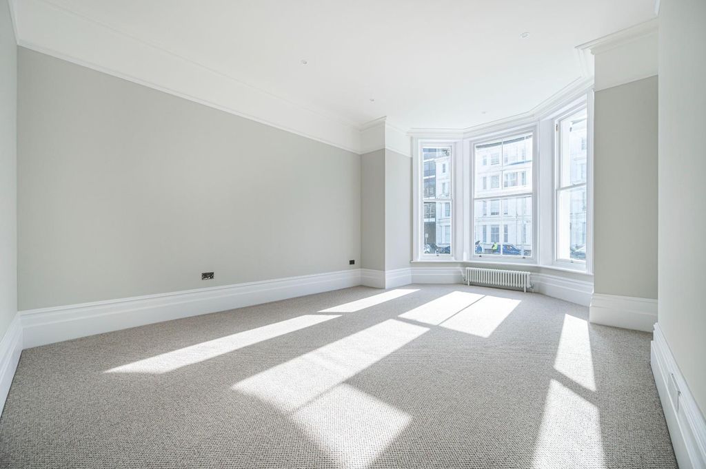 2 bed flat for saleHoward Square, Seafront, Eastbourne BN21 photo 2