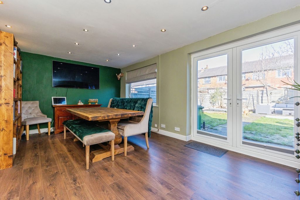 3 bed detached house for saleTrinity Close, Dukinfield SK16 photo 3