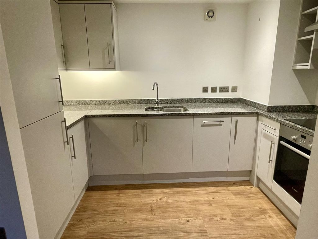 2 bed flat for saleNorthgate Street, Devizes SN10 photo 4