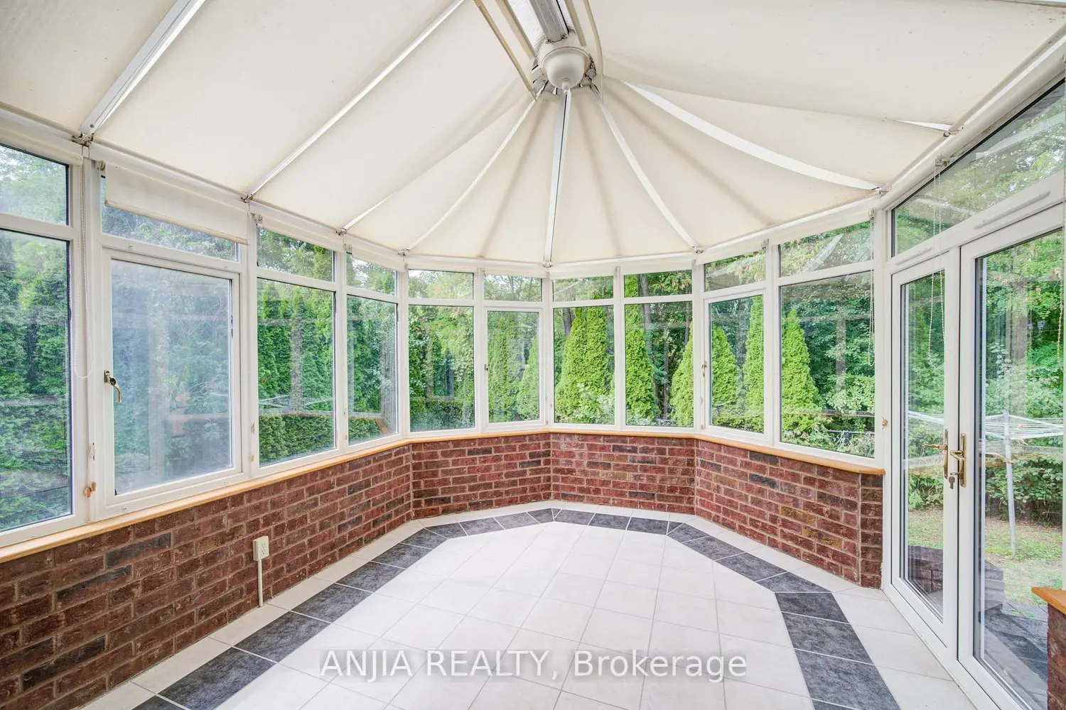 10 Thistledown Crescent photo 4