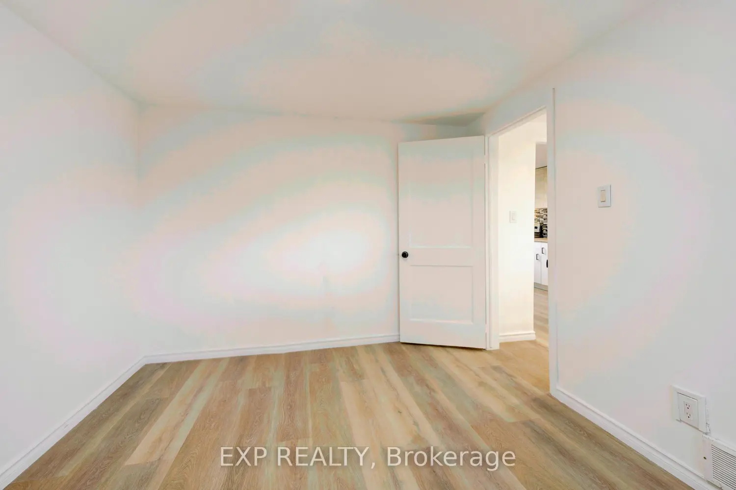 Additional image 7 of 524 Simcoe Street