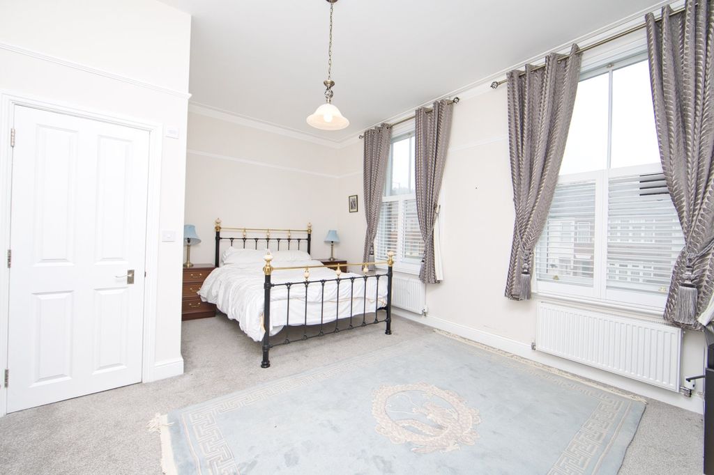 3 bed flat for saleCrabble Hill, Dover, Kent CT17 photo 5