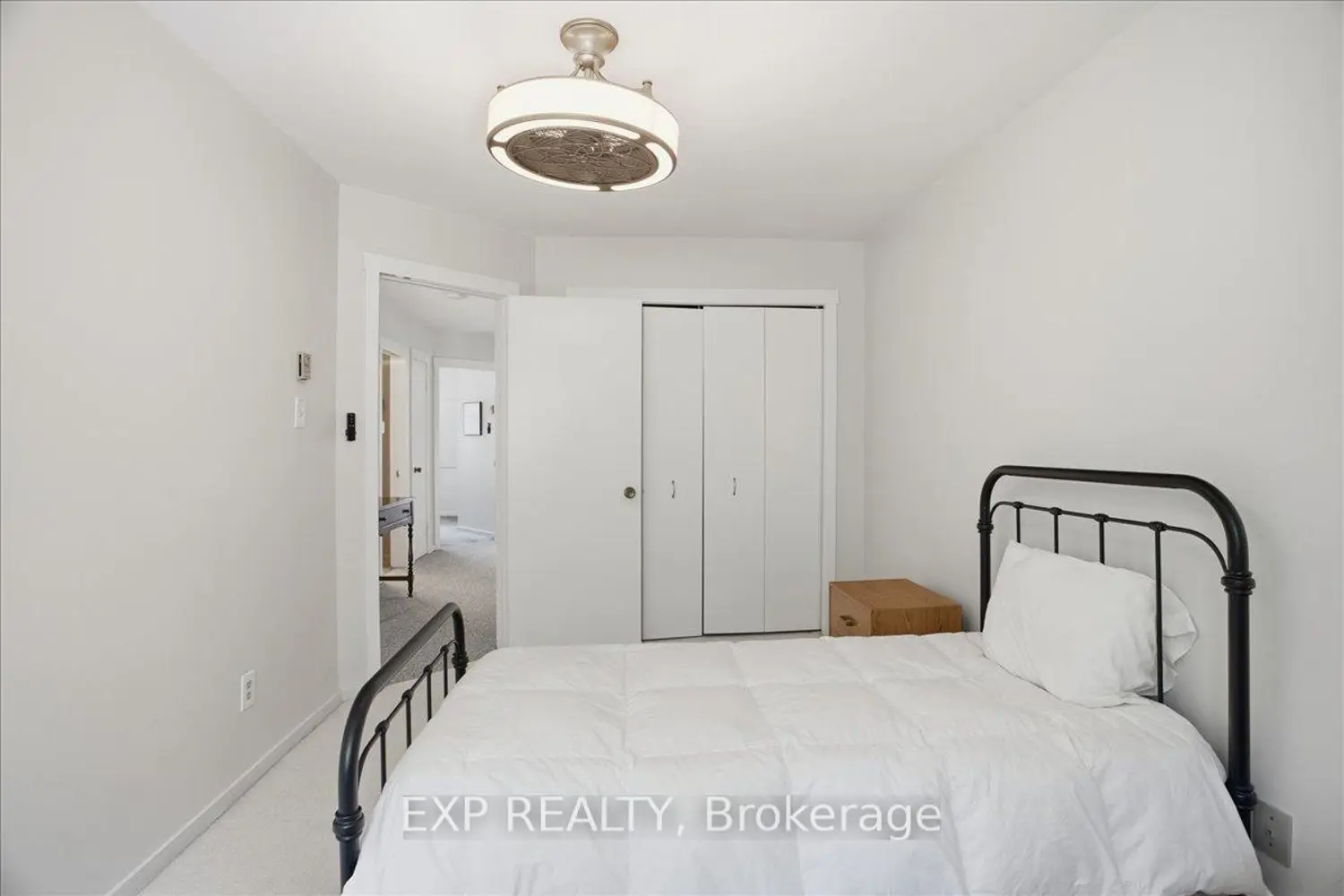 576 Oxbow Crescent 16 photo 3