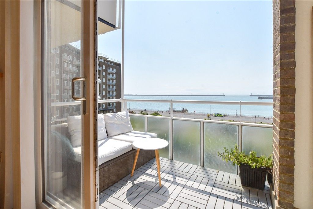 3 bed flat for saleThe Gateway, Dover, Kent CT16 photo 3