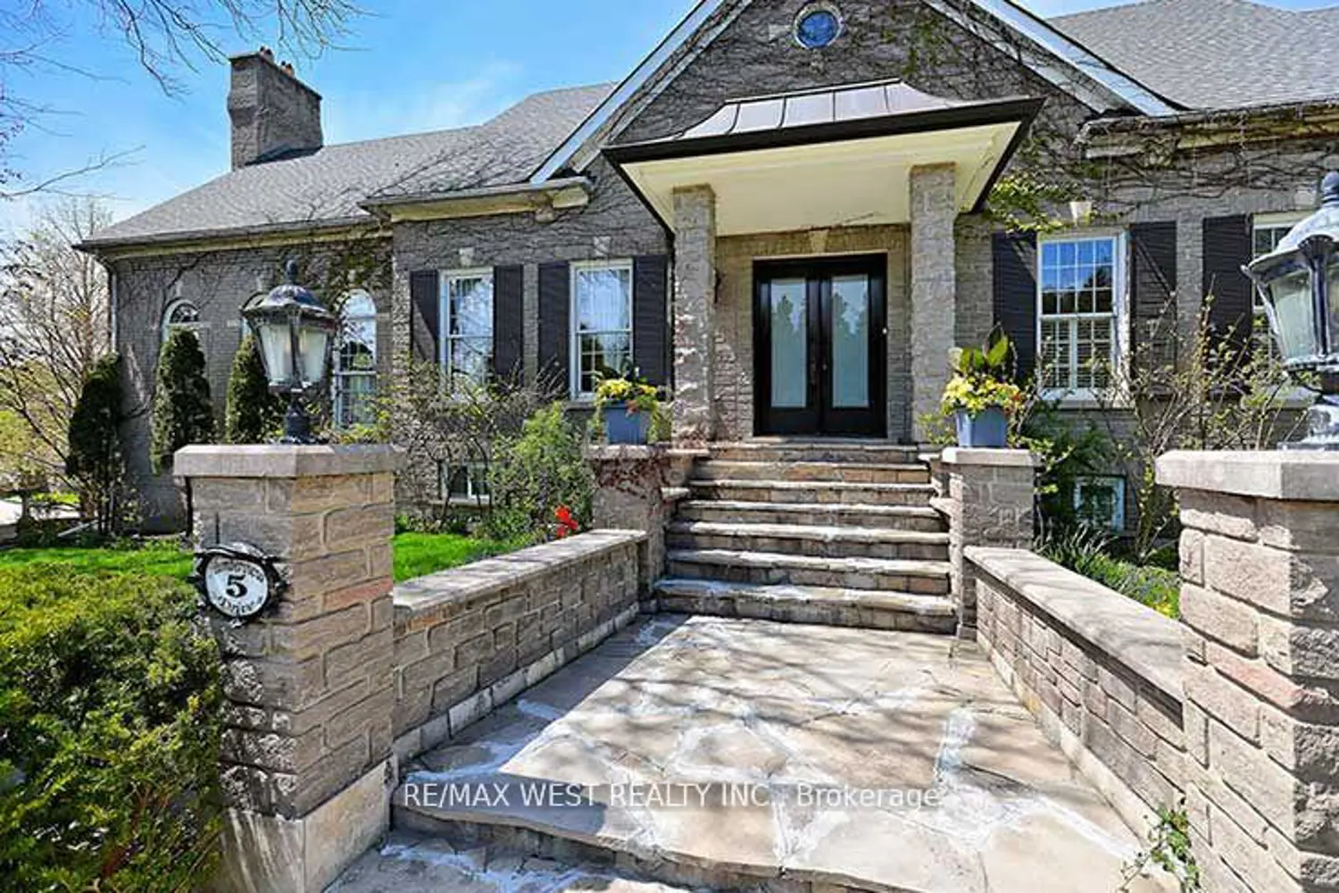 5 Humberview Drive photo 2