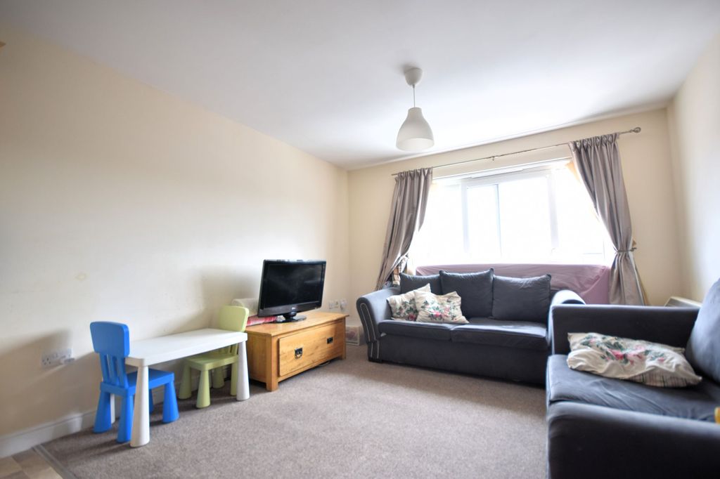 2 bed flat for saleStation Approach, Hudson House Station Approach KT19 photo 4