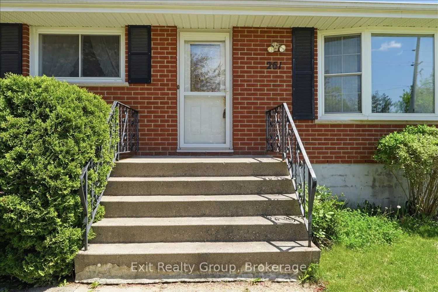 261 Byron Street photo 2