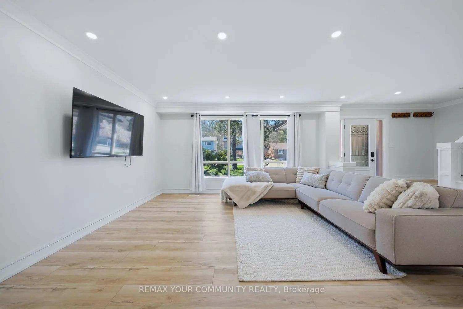 150 Connaught Crescent photo 4