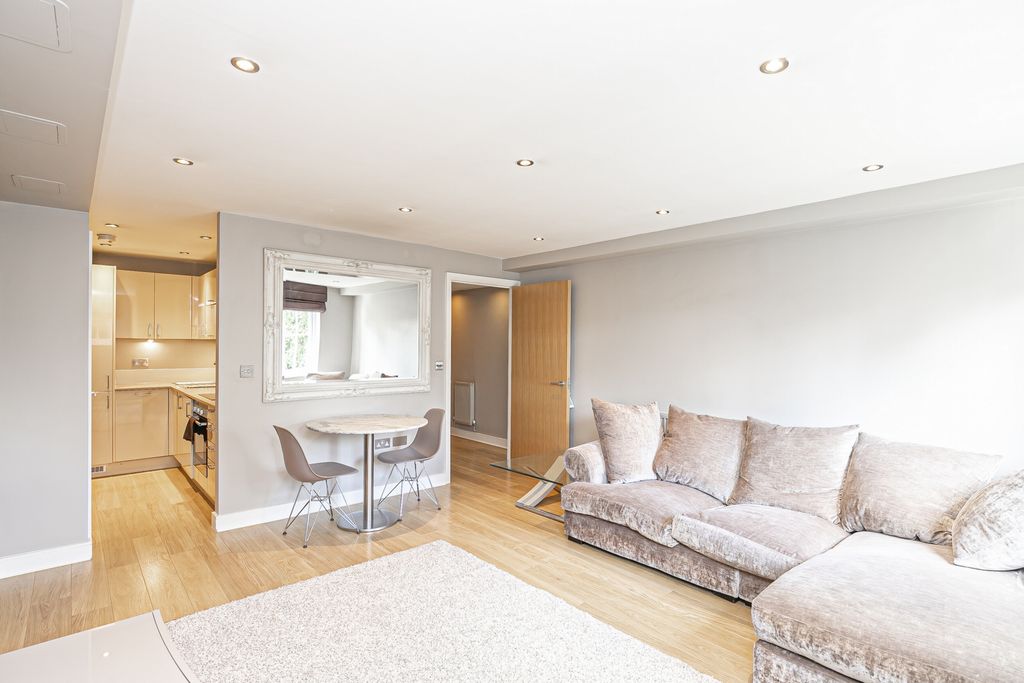 2 bed flat for saleStation Road, Epping CM16 photo 2