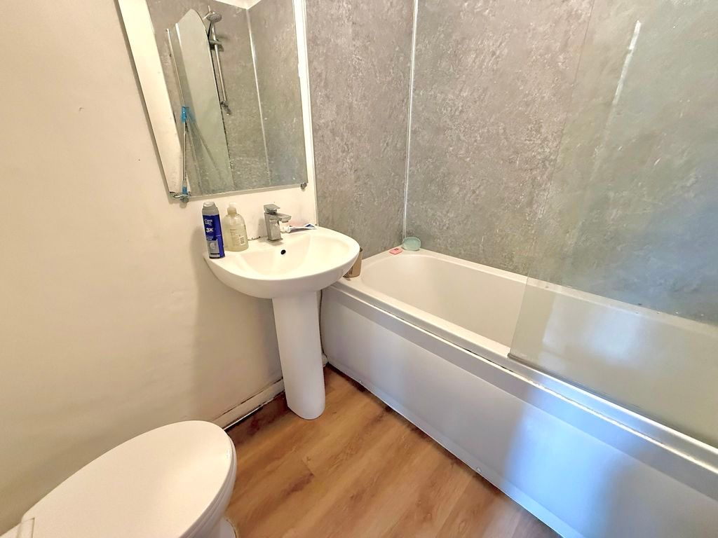 Additional image 7 of 4 bed semi-detached house for saleEvelyn Road, Dunstable LU5