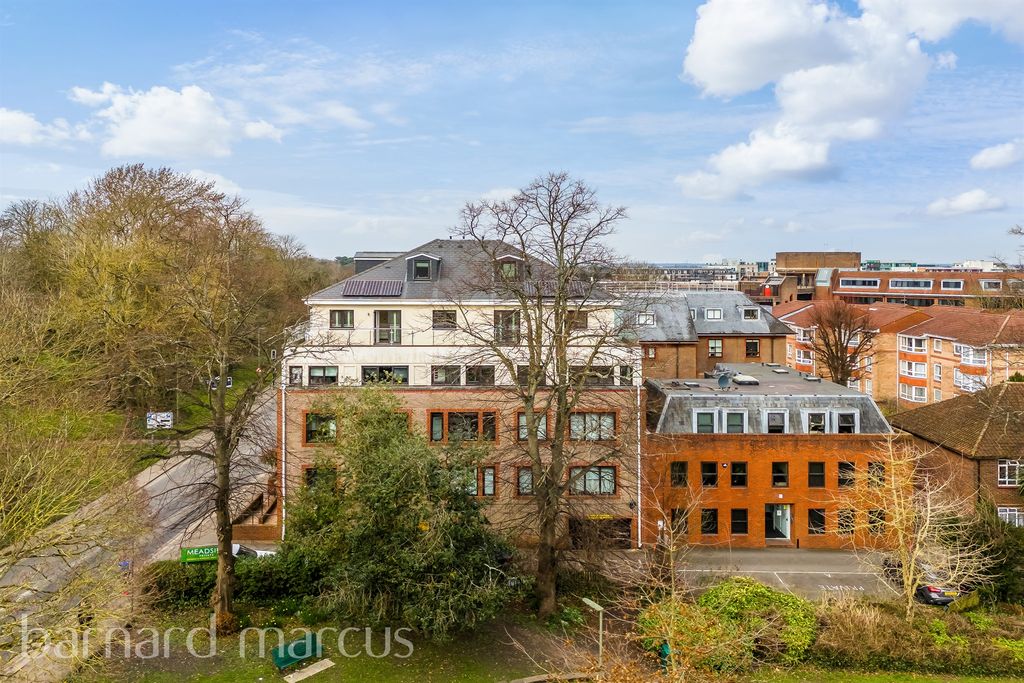 2 bed flat for saleSouth Street, Epsom KT18