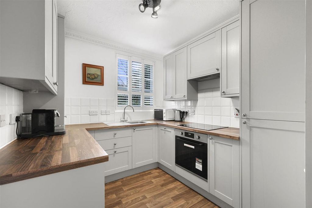2 bed flat for saleBower Hill, Epping CM16 photo 3