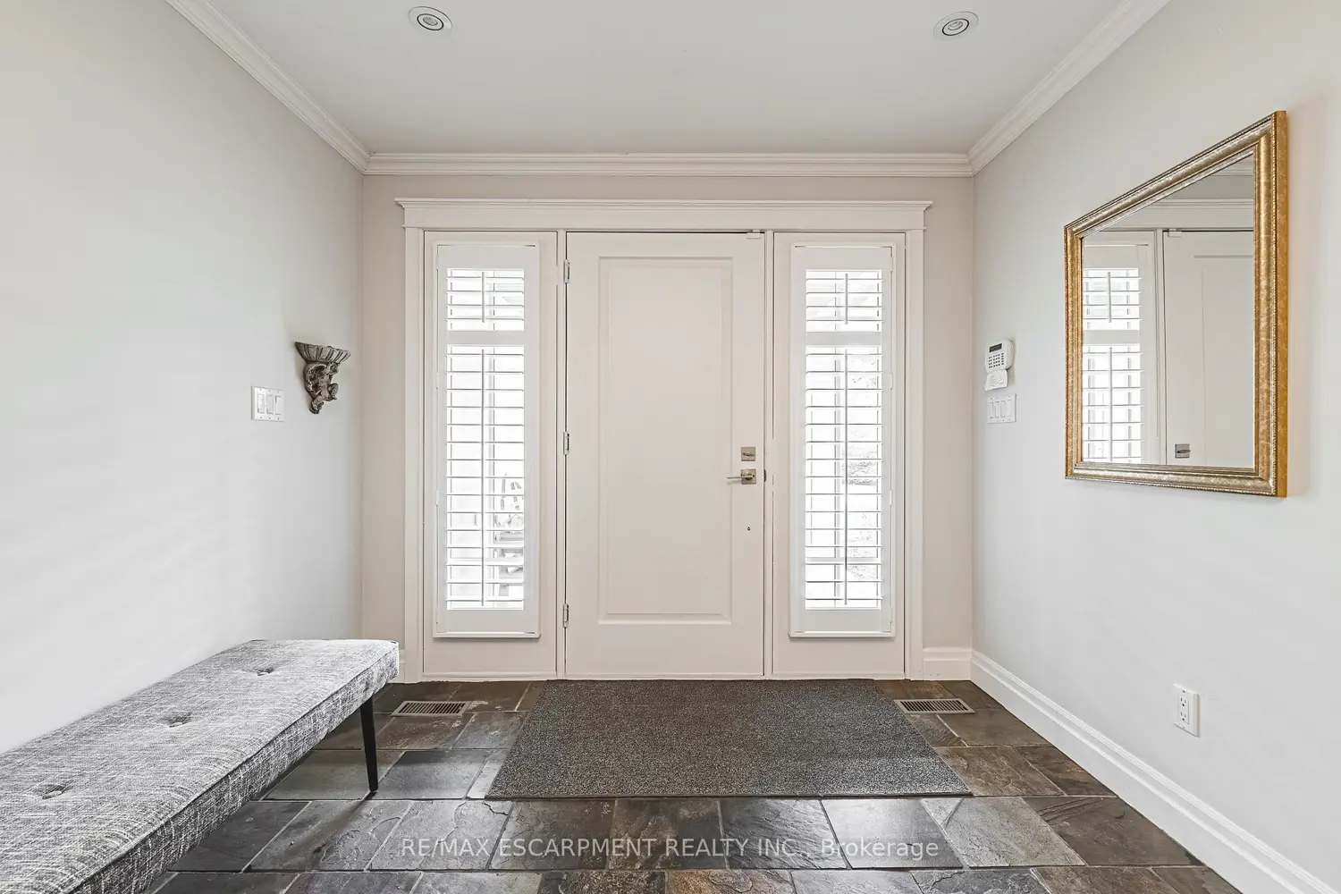 7 Colonial Crescent photo 3