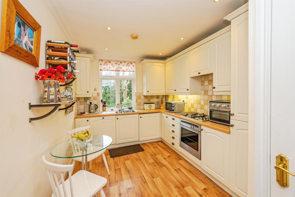 2 bed flat for saleThe Green, Mickleover, Derby DE3 photo 4