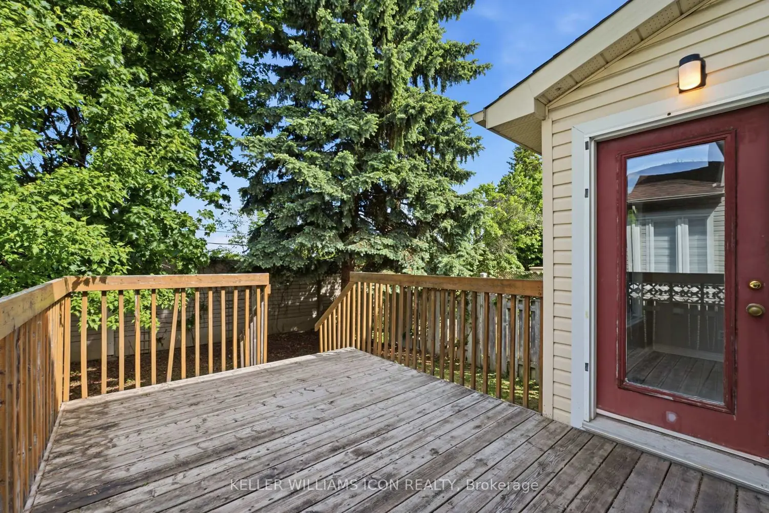 121 Thornbury Crescent photo 3