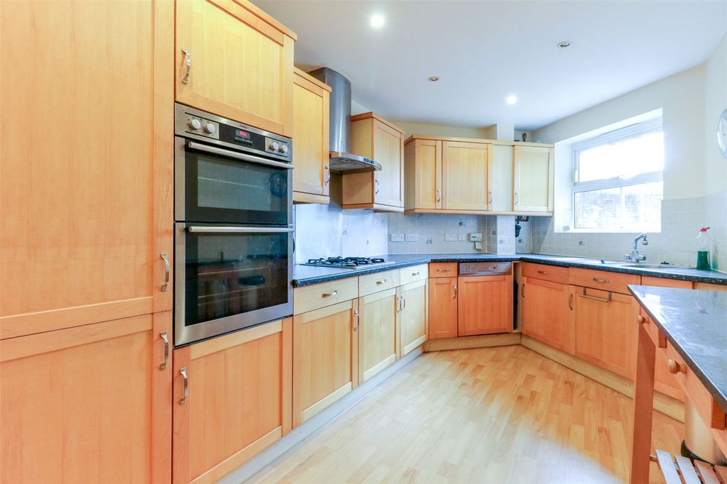 3 bed flat for saleThe Ridgeway, Enfield, Middlesex EN2 photo 3