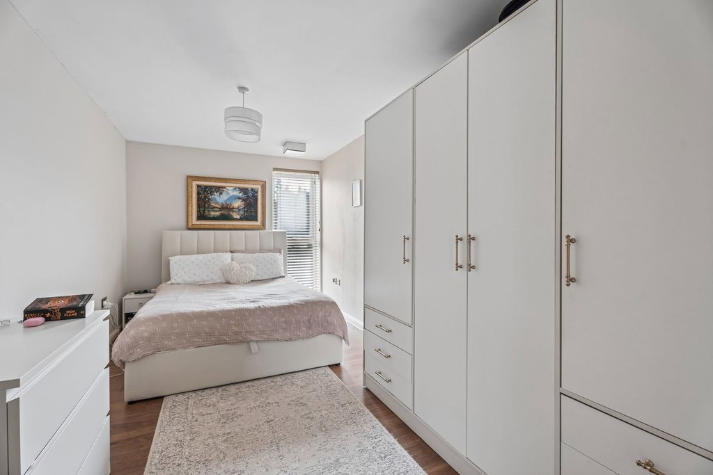 Additional image 8 of 2 bed flat for saleHolly Acre, Dunstable LU5