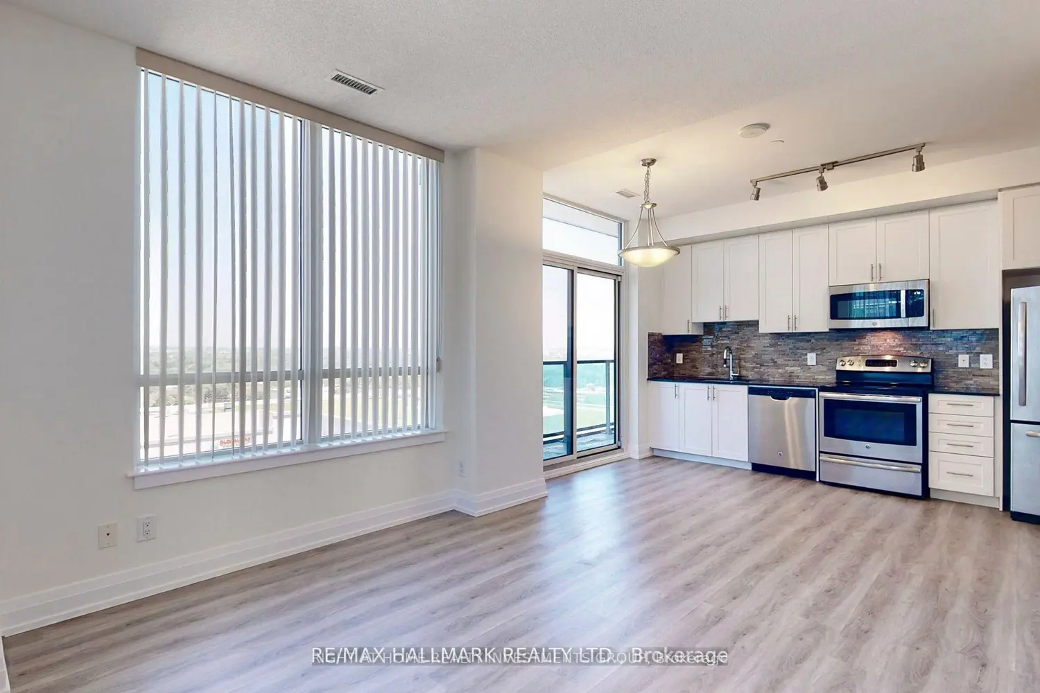 Additional image 15 of 7165 Yonge Street 833