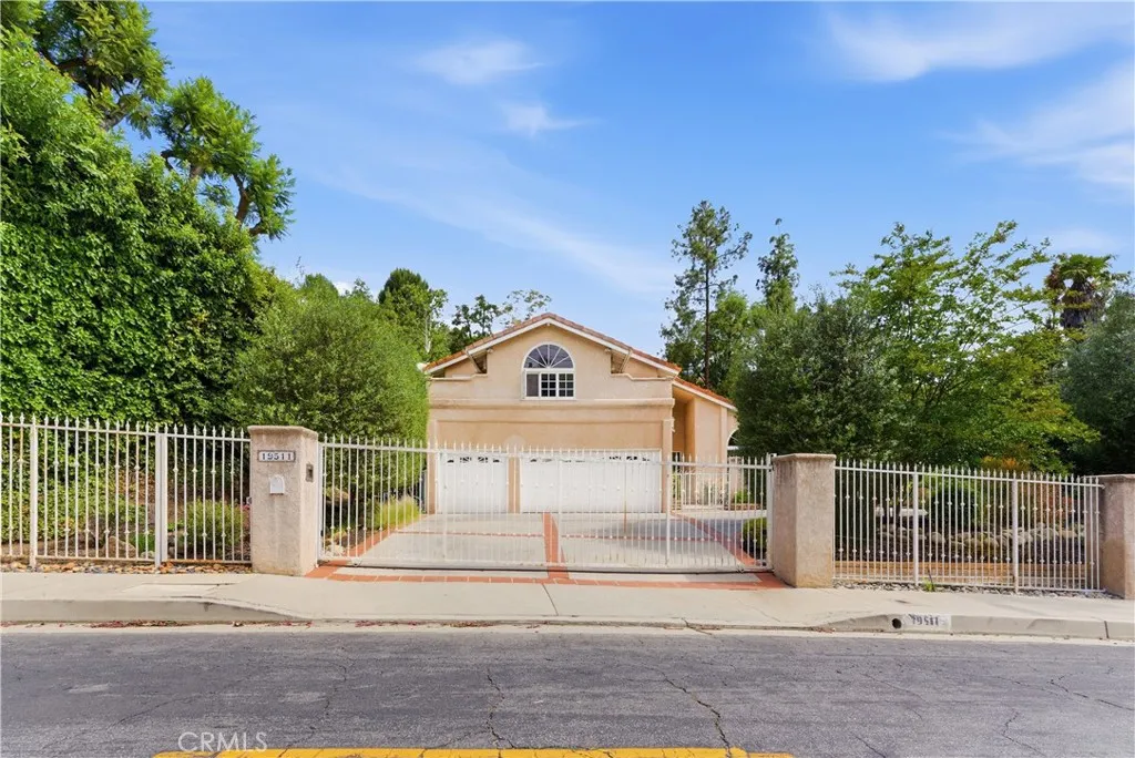 19511 Rosita St, Tarzana, CA 91356