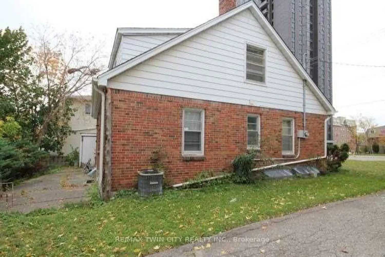 Additional image 2 of 342 King St N Street