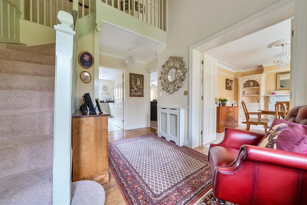 5 bed detached house for saleFruitfields, Devizes SN10 photo 2